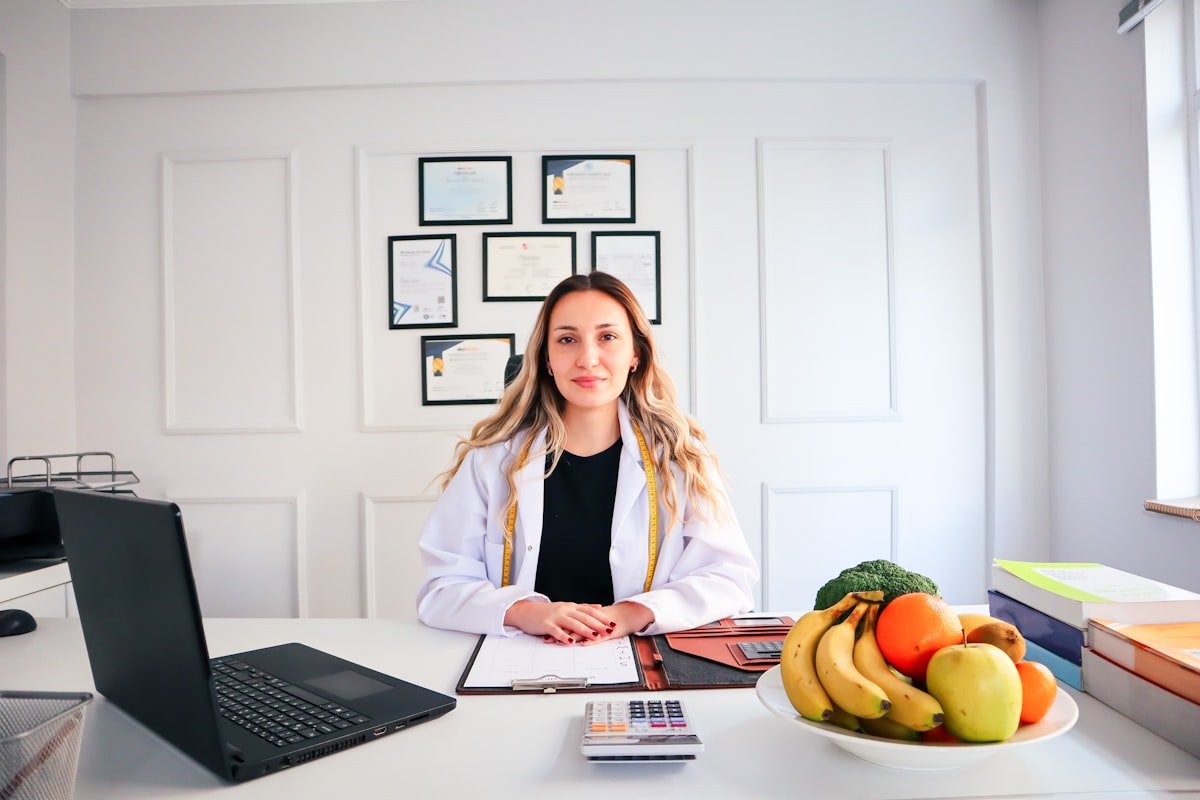 Ahli gizi memberikan konsultasi tentang tips diet sehat